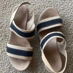 Munro Black and Tan Women's Sandals